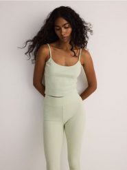 Bawełniane legginsy - jasnozielony. Zielone legginsy Reserved, l, bez wzorów, z bawełny. W wyprzedaży za 35.99 zł.