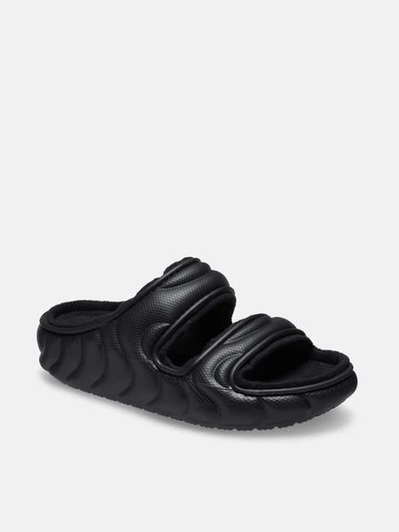 Crocs Klapki "Classic Cozzzy Overpuff" w kolorze czarnym rozmiar: 39/40. Czarne klapki Crocs, bez wzorów, z materiału, z otwartym noskiem, bez obcasa. Za 162.49 zł.