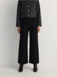 Jeansy culotte z wysokim stanem - czarny. Czarne jeansy Reserved, bez wzorów, z podwyższonym stanem. W wyprzedaży za 79.99 zł.