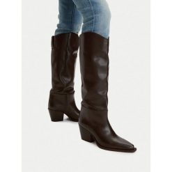 Kozaki G-Star. Brązowe kozaki G-Star, bez obcasa, na słupku, bez zapięcia. Za 649.99 zł.