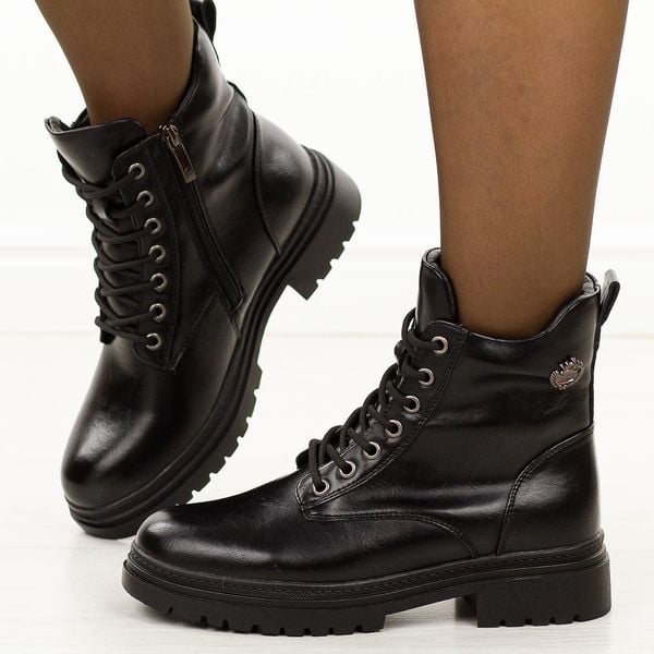 Czarne botki damskie na traperze Potocki 19324. Czarne botki POTOCKI, na jesień, bez wzorów, z jeansu, z okrągłym noskiem, bez obcasa, bez zapięcia. W wyprzedaży za 196.94 zł.