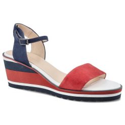 Sandały damskie Damiss, skóra zamszowa z regulowanym paskiem na sprzączce szerokim paskiem na przodostopiu oraz koturnem, czerwono-granatowe, DS-269. Czerwone sandały DAMISS, bez wzorów, ze skóry, bez obcasa, na koturnie, bez zapięcia. Za 209.00 zł.
