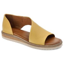 Sandały damskie Artiker, naturalna skóra licowa w żółtym kolorze z szerokimi paskami obejmującymi stopę oraz płaską podeszwą z dekoracyjnym obszyciem. Żółte sandały Artiker, bez wzorów, ze skóry, biznesowe, z otwartym noskiem, bez obcasa, na platformie, bez zapięcia. Za 229.00 zł.