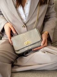 Victor & Hugo Paris Skórzana torebka "Kiera" w kolorze srebrnym - 21 x 15 x 7 cm rozmiar: onesize. Szare torby na ramię Victor & Hugo Paris, bez wzorów, z materiału, na ramię, bez dodatków. Za 239.99 zł.