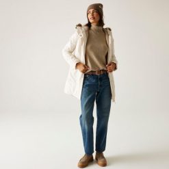 Płaszcz damski przejściowy ocieplany przeciwdeszczowy Sabinka. Białe płaszcze Regatta, bez wzorów, z puchu, bez kaptura. Za 379.99 zł.