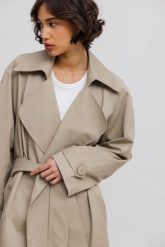 Klasyczny bawełniany trencz w kolorze LIGHT BEIGE - VENICE-S/M. Brązowe płaszcze Marsala, m, bez wzorów, z bawełny, bez kaptura. Za 1,299.90 zł.