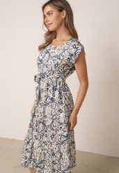 Niebieska Wiskozowa Sukienka Pudełkowa z Paskiem i Geometrycznym Motywem Katanie. Niebieskie sukienki Born2be, m, bez wzorów, z tkaniny, eleganckie, bez kołnierzyka, bez ramiączek, midi. Za 89.99 zł.