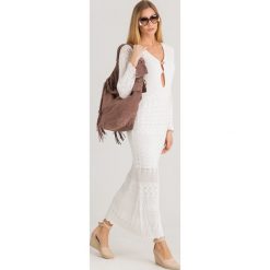 SUKIENKA ANGELINE Guess. Białe sukienki Guess, na imprezę, l, z aplikacjami, z dzianiny, bez kołnierzyka, bez ramiączek, maxi, dopasowane. Za 407.40 zł.