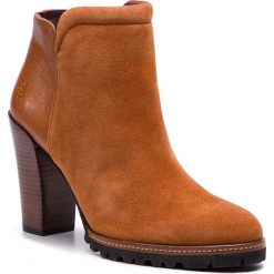Botki MARC O'POLO - 607 13636201 309 Cognac 720. Brązowe botki Marc O'Polo, bez wzorów, ze skóry, bez obcasa, na obcasie, bez zapięcia. W wyprzedaży za 429.00 zł.