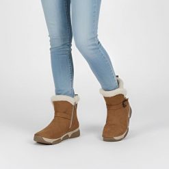 Śniegowce damskie Rieker, futerko na solidnej podeszwie i zapinane na suwak, brązowe, 45966-20. Brązowe botki Rieker, bez wzorów, z futra, bez obcasa, bez zapięcia. Za 369.00 zł.