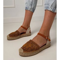 Brązowe sandały espadryle ażurowe Santos. Brązowe sandały w ażurowe wzory, bez obcasa, bez zapięcia. Za 92.85 zł.