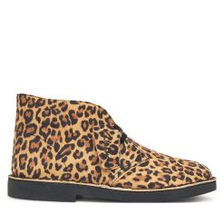 Botki Clarks. Brązowe botki Clarks, bez wzorów, bez obcasa, na płaskiej podeszwie, bez zapięcia. Za 609.99 zł.