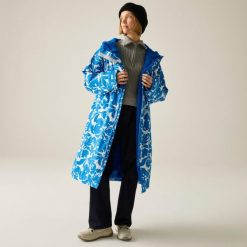 Wodoodporny szlafrok do przewijania dla dorosłych unisex. Niebieskie szlafroki Regatta, bez wzorów, bez ramiączek, bez kaptura. Za 329.99 zł.