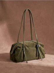Torba na ramię z imitacji zamszu i ozdobnym brelokiem - green spruce. Zielone torby na ramię Sinsay, bez wzorów, na ramię, bez dodatków. Za 49.99 zł.