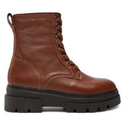 Trzewiki Tommy Hilfiger. Brązowe botki TOMMY HILFIGER, bez wzorów, bez obcasa, na płaskiej podeszwie, bez zapięcia. Za 469.99 zł.