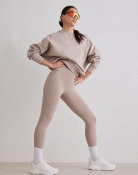 Damskie legginsy biegowe 7/8 wysoki stan squat proof kieszenie Le Run ciemny beż. Brązowe legginsy AIM'N, l, bez wzorów, z elastanu, z podwyższonym stanem. Za 381.00 zł.