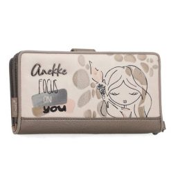 Portfel damski Anekke, z efektownym nadrukiem i metalowym logo zamykany na klapę wyposażony w przegrody na banknoty kieszeń na monety oraz liczne mie. Brązowe portfele Anekke, bez wzorów, z nadrukiem, bez dodatków. Za 199.00 zł.