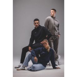 Spodnie dresowe Erima Premia w kolorze czarnym. Czarne spodnie dresowe Erima, bez wzorów, z dresówki. Za 359.99 zł.