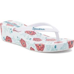 Japonki IPANEMA - Floral Plat Fem 82284 White/Green 20547. Białe klapki Ipanema, bez wzorów, z materiału, bez obcasa, na obcasie. W wyprzedaży za 89.00 zł.