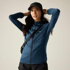 Damska bluza z kapturem i rozciągliwym zamkiem błyskawicznym Ferna Marl Midlayer. Niebieskie bluzy Regatta, bez wzorów, z materiału, z kapturem. Za 279.99 zł.