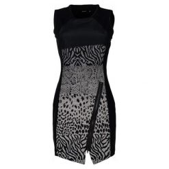Desigual sukienka damska Santorini 36 czarny. Czarne sukienki Desigual, bez wzorów, bez kołnierzyka, bez ramiączek. W wyprzedaży za 136.00 zł.