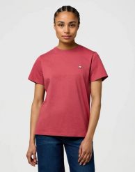 DAMSKA KOSZULKA WRANGLER SIGN OFF TEE EARTH RED 112370739. Czerwone bluzki Wrangler, xs, bez wzorów, bez kołnierzyka, bez ramiączek. Za 89.99 zł.