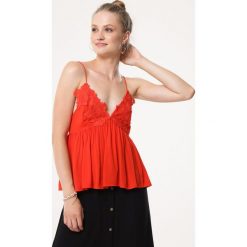 Czerwona Top Spring In. Czerwone topy Born2be, l, z aplikacjami, z jeansu, bez kołnierzyka, bez ramiączek. Za 44.99 zł.