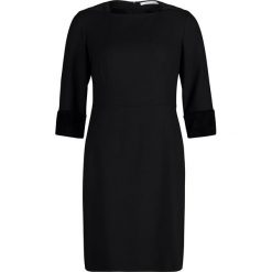 Sukienka w kolorze czarnym. Czarne sukienki Betty & Co, bez wzorów, bez kołnierzyka, bez ramiączek, mini. W wyprzedaży za 175.95 zł.