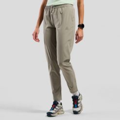 Spodnie damskie ODLO Essential Pants Regular Length. Zielone spodnie narciarskie Odlo, bez wzorów, z elastanu, narciarskie. Za 359.99 zł.