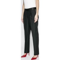 Tommy Hilfiger - Spodnie. Czarne spodnie materiałowe TOMMY HILFIGER, na co dzień, bez wzorów, z bawełny, z podwyższonym stanem. W wyprzedaży za 159.90 zł.
