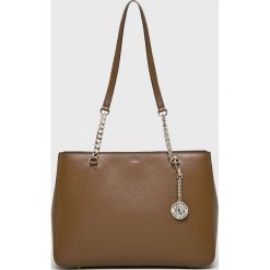 Dkny - Torebka skórzana. Shopper DKNY, bez wzorów, z materiału, casualowe, na ramię, bez dodatków. W wyprzedaży za 629.90 zł.