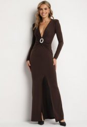 Brązowa Wieczorowa Taliowana Sukienka Ozdobiona Marszczeniem i Metaliczną Aplikacją Emirella. Brązowe sukienki Born2be, na co dzień, m, z aplikacjami, eleganckie, bez kołnierzyka, bez ramiączek, maxi. Za 129.99 zł.
