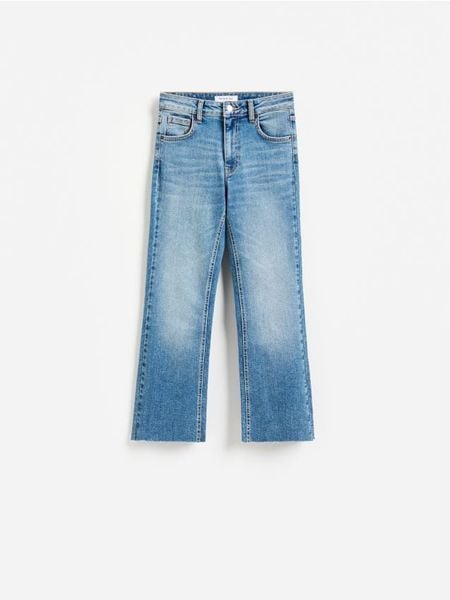 Jeansy flare cropped - niebieski. Niebieskie jeansy Reserved, bez wzorów. Za 109.99 zł.