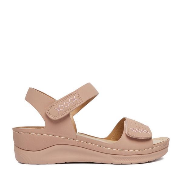 Sandały Go Soft. Czerwone sandały GO SOFT, bez wzorów, bez obcasa, na koturnie, bez zapięcia. Za 119.99 zł.