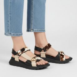 Sandały damskie Hispanitas, cholewka ze skóry naturalnej paskowa konstrukcja z regulowanym zapięciem elastyczna podeszwa zapewniająca stabilność i ko. Białe sandały Hispanitas, bez wzorów, ze skóry, bez obcasa, na platformie, bez zapięcia. Za 569.00 zł.