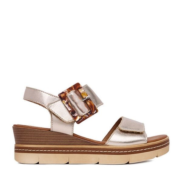 Sandały Remonte. Żółte sandały Remonte, bez wzorów, bez obcasa, na koturnie, bez zapięcia. Za 379.99 zł.