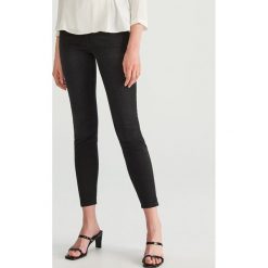 Jeansy slim fit z bawełny organicznej - Czarny. Jeansy Reserved. Za 119.99 zł.