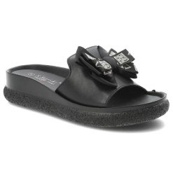 Klapki damskie S.Barski, cholewka ze skóry naturalnej licowej wsuwany fason szeroki pasek z przodu ozdobna kokarda, czarne, KV61-6061. Czarne klapki S.BARSKI, bez wzorów, ze skóry, bez obcasa. Za 149.00 zł.