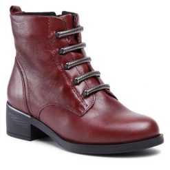 Trzewiki Lasocki. Czerwone botki Lasocki, bez wzorów, bez obcasa, na słupku, bez zapięcia. Za 279.99 zł.