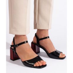 Goodin Sandały damskie eleganckie czarne na słupku. Czarne sandały bez wzorów, eleganckie, bez obcasa, na słupku, bez zapięcia. Za 151.58 zł.