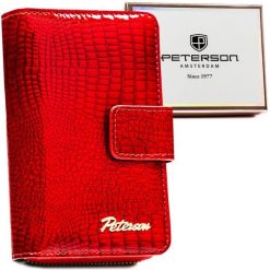 Duży, czerwony portfel damski ze skóry ekologicznej z tłoczeniem na wzór skóry krokodyla - Peterson. Czerwone portfele Peterson, bez wzorów, ze skóry ekologicznej. Za 74.99 zł.