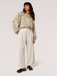 Apricot Bluzka w kolorze zielonym rozmiar: L. Zielone bluzki Apricot, l, bez wzorów, bez kołnierzyka, bez ramiączek. Za 75.34 zł.