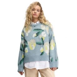 Damski sweter oversize z dzianiny Siroko Mainau-W Blue. Niebieskie swetry SIROKO, na zimę, bez wzorów, z dzianiny, bez ramiączek. Za 211.00 zł.
