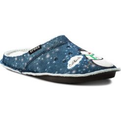 Kapcie CROCS - Classic Graphic Slipper 204565 Navy. Obuwie domowe marki Crocs. W wyprzedaży za 129.00 zł.