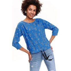 BLUZKA DŁUGI RĘKAW O LUŹNYM KROJU, Z RĘKAWEM KIMONO. Niebieskie bluzki TOP SECRET, bez wzorów, bez kołnierzyka, bez ramiączek. W wyprzedaży za 39.99 zł.