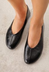 Czarne Minimalistyczne Balerinki z Okrągłym Noskiem Katara. Czarne baleriny Born2be, bez wzorów, z jeansu, z okrągłym noskiem, bez obcasa. Za 79.99 zł.