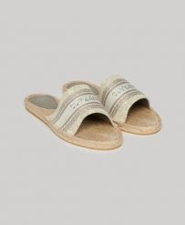 Superdry Canvas Espadrille Overlay Sliders – Espadryle-slidery z płócienną paską. Szare espadryle Superdry, bez wzorów, z bawełny, bez obcasa, na obcasie, bez zapięcia. Za 232.65 zł.