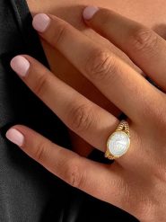 Les Favorites Pozłacany pierścionek z masą perłową rozmiar: 56. Białe pierścionki Les Favorites, z perłą, pozłacane. Za 173.99 zł.