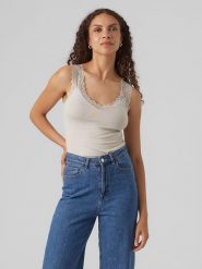Vero Moda Top w kolorze kremowym rozmiar: M. Brązowe topy Vero Moda, m, bez wzorów, z koronki, bez kołnierzyka, bez ramiączek. Za 37.30 zł.