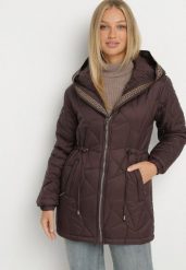 Brązowa Pikowana Kurtka z Kapturem i Ściągaczami w Talii Tiobelle. Brązowe kurtki sportowe Born2be, l, bez wzorów, z jeansu, z kapturem, trekkingowe. Za 149.99 zł.